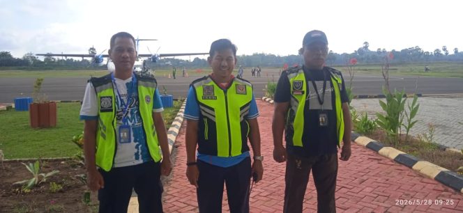 
 Polsek Awangpone Amankan Keberangkatan Pesawat ATR Fly Jaya diperayaan Hari Raya Idul Adha 1447 H
