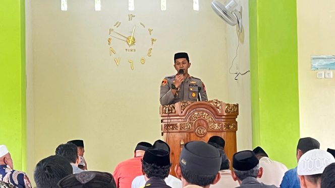 
 ‎Sholat Jum’at Berjamaah di Desa Siame, Kapolsek Palakka Sampaikan Pesan Kamtibmas kepada Jamaah