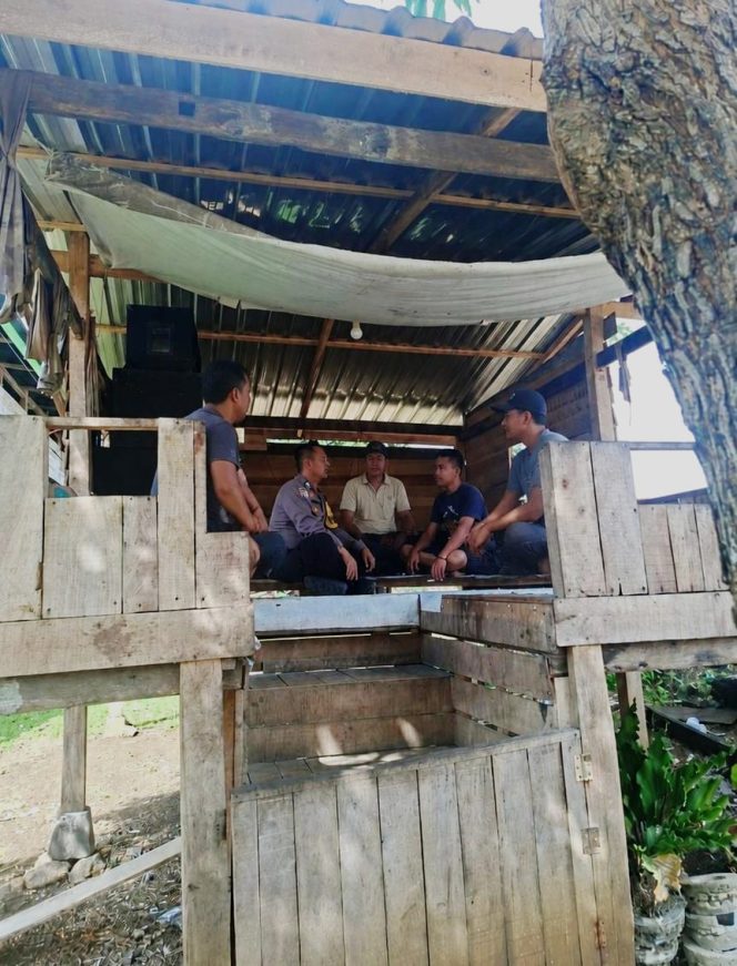 
 ‎Curah Hujan Tidak Menentu, Bhabinkamtibmas Himbau Warga Tetap Waspada