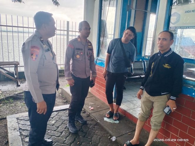 
 Pastikan Situasi Kondusif, Kapolsek Pantau Langsung Situasi Saat Keberangkatan Kapal