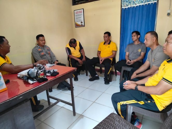 
 Wakapolsek Awangpone Berikan Arahan Kepada Anggota SPKT Polsek Awangpone