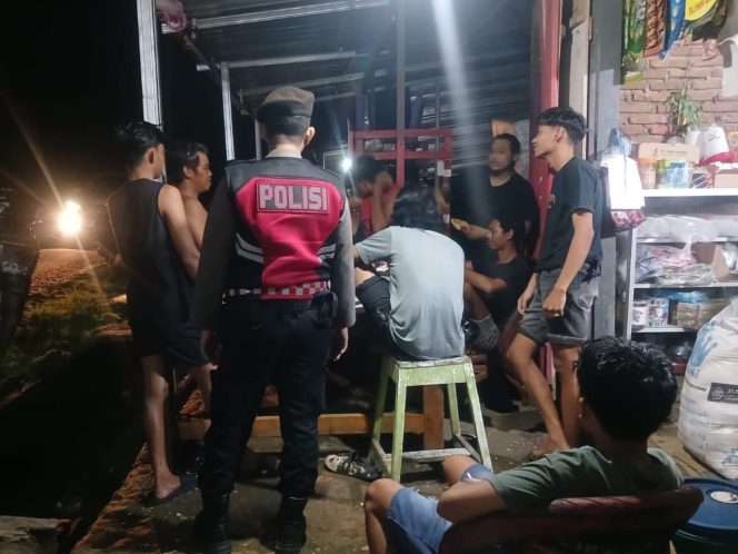 
 ‎Sambangi Warga, Personel Unit Samapta Polsek Cenrana Lakukan Patroli Malam