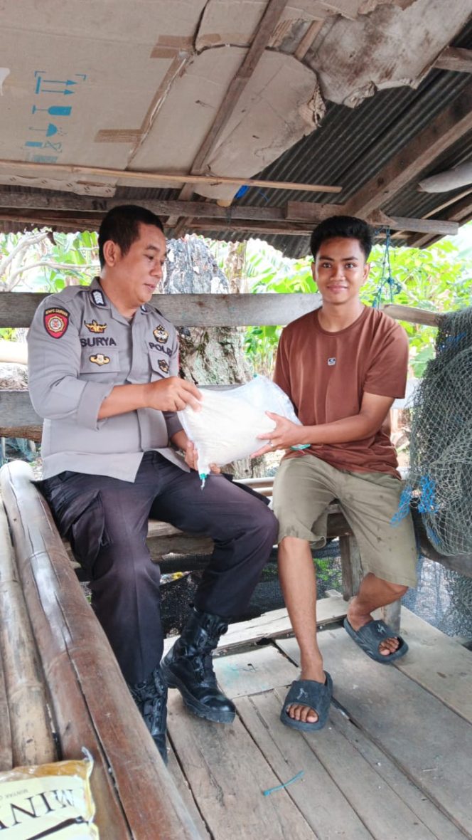 
 Bhabinkamtibmas Polsek Mare Berikan Bantuan Sembako kepada Warga Desa Ujung Salangketo
