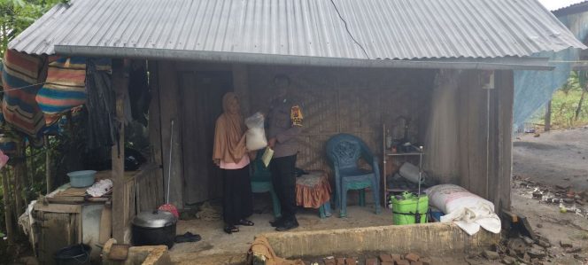
 Bhabinkamtibmas Polsek Mare Salurkan Bantuan Sembako kepada Warga Desa Ujung Tanah