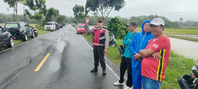 
 Kanit Sabhara Polsek Tonra ,  Berikan Pesan Kamtibmas Pada Saat Kunjugan Pam Jalur ,Polsek Tonra Polres Bone
