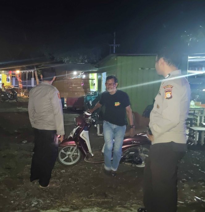 
 Ciptakan Malam Minggu Aman, Anggota Polsek Mare Patroli Malam di Alun-alun Kecamatan Mare