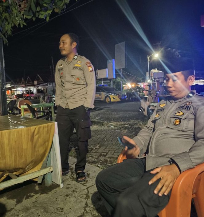
 Ciptakan Situasi Aman dan Kondusif, Polsek Mare Polres Bone Gelar Patroli KRYD Malam di Desa Kadai