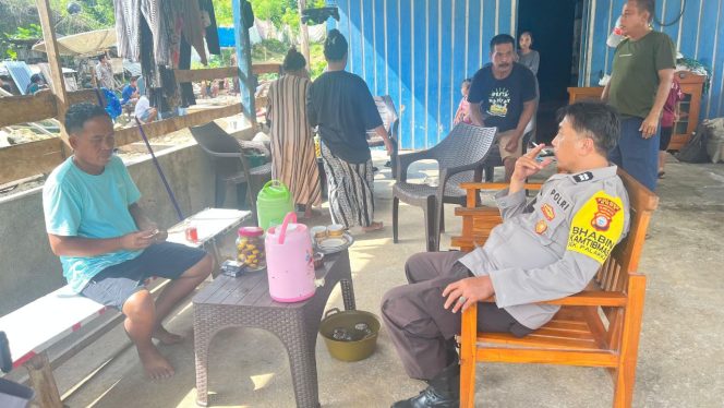 
 ‎Sambangi Warga, Ini yang Dilakukan Bhabinkamtibmas untuk Jaga Kamtibmas Tetap Kondusif  ‎