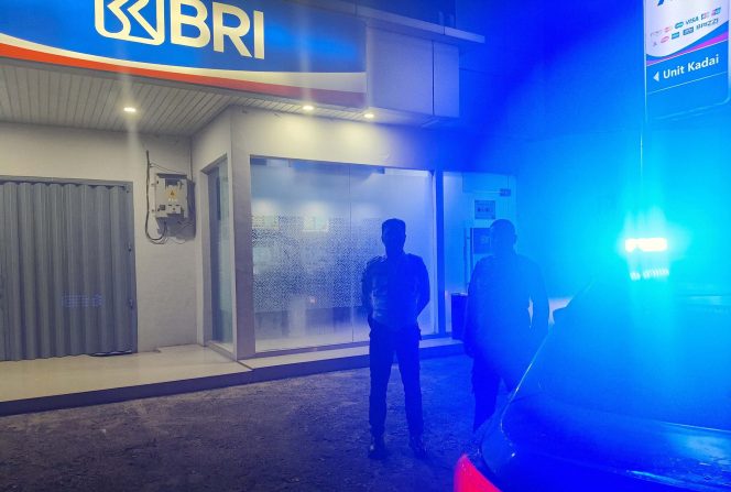 
 Patroli Malam Hari, Polsek Mare Jaga Keamanan Area Perbankan