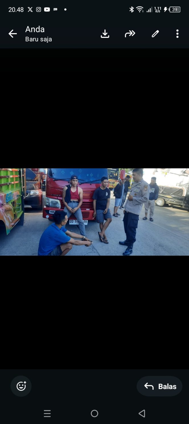 
 Temui Penumpang Dan Sopir Truk, Berikan Pesan Kamtibmas