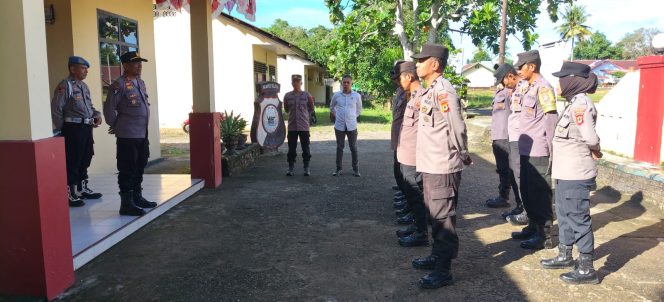 
 Kapolsek Barebbo Pimpin Apel Pagi, Tekankan Disiplin dan Patroli Rutin