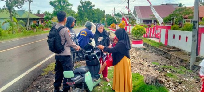 
 Respon Cepat Bhabinkamtibmas Polsek Barebbo, Aipda Hendra Bantu Siswa SD Terjatuh dari Sepeda