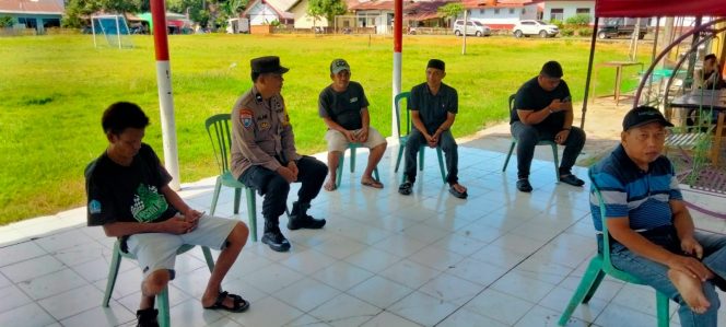 
 Bhabinkamtibmas Duduk Santai Bersama Warga, Bahas Kamtibmas agar Tetap Kondusif