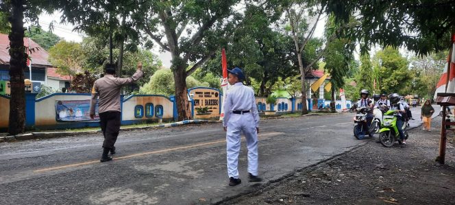 
 Bhabinkamtibmas Polsek Barebbo Laksanakan Pengaturan Lalin di Depan SMPN 1 Apala
