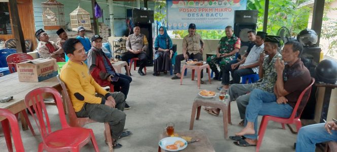 
 Bhabinkamtibmas Polsek Barebbo Bersama Kades Bacu dan Tokoh Masyarakat Gelar Sambang Kamtibmas