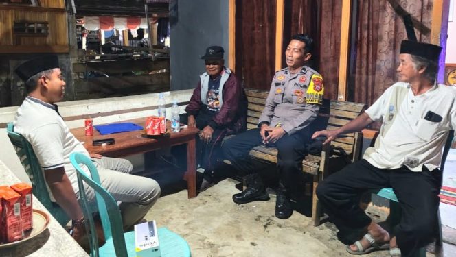 
 Rutin Sambangi Desa Barebbo, Koordinasi Bersama Kades dan Tokoh Masyarakat Bahas Kamtibmas Itulah Tugas Bhahinkamtibmas