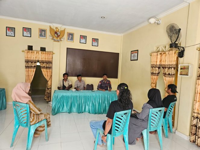 
 Bhabinkamtibmas Desa Congko Mediasi Kasus Jual Beli Jagung Warga di Kantor Desa