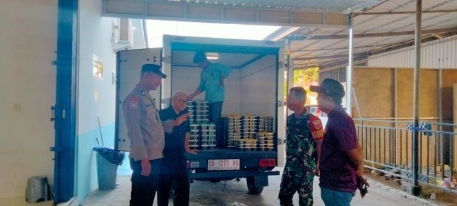 
 Kanit Binmas Polsek Barebbo Bersama Babinsa Pantau Pendistribusian Perdana MBG di Kecamatan Barebbo