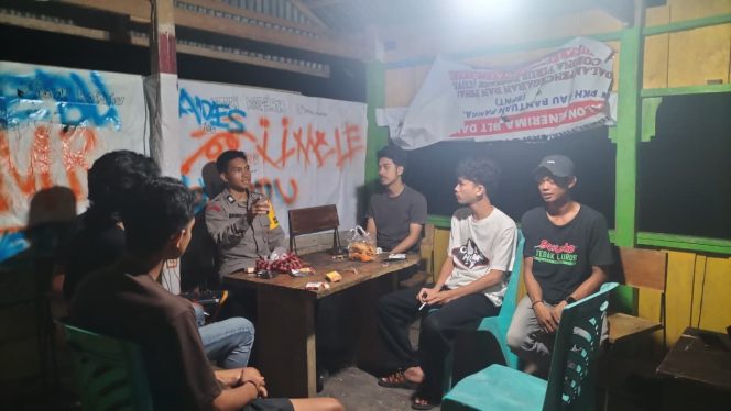 
 Bhabinkamtibmas Polsek Barebbo Ajak Warga Aktifkan Ronda Malam di Desa