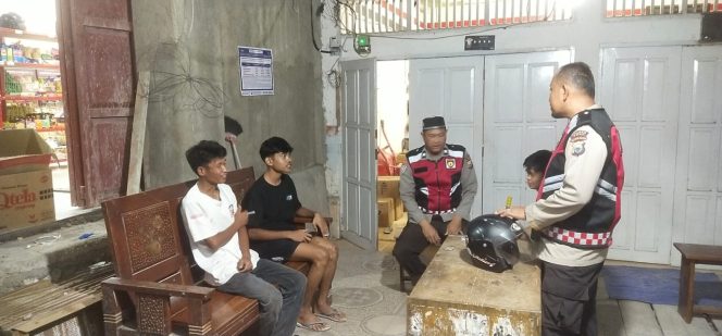 
 Personil Piket Regu III Polsek Barebbo Gelar Patroli Biru, Sampaikan Imbauan Kamtibmas kepada Warga