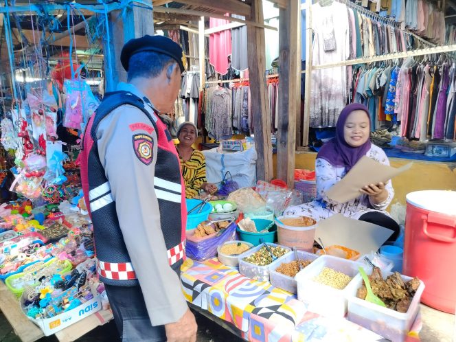 
 PERSONEL POLSEK LAMURU LAKSANAKAN COMMANDER WISH DAN PENGATURAN ARUS LALU LINTAS DI PASAR LAMURU