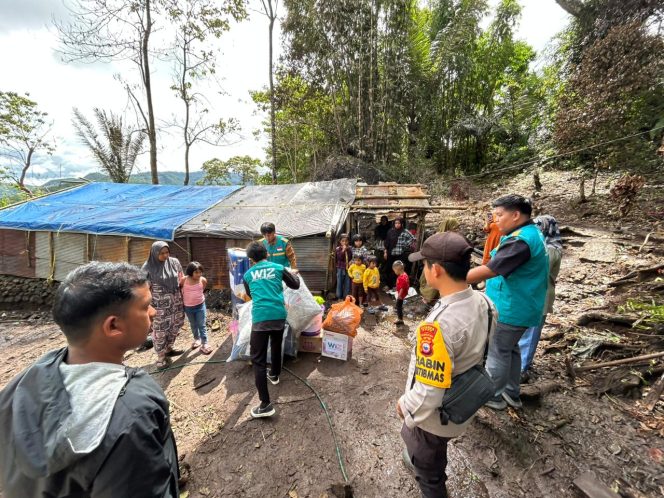 
 Bhabinkamtibmas Polsek Tellulimpoe Dampingi Penyaluran Bantuan Sosial Korban Kebakaran Rumah