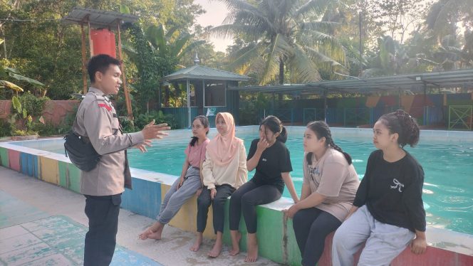 
 Bhabinkamtibmas Polsek Barebbo Sambang Warga di Objek Wisata Rindu Alam, Sampaikan Imbauan Kamtibmas