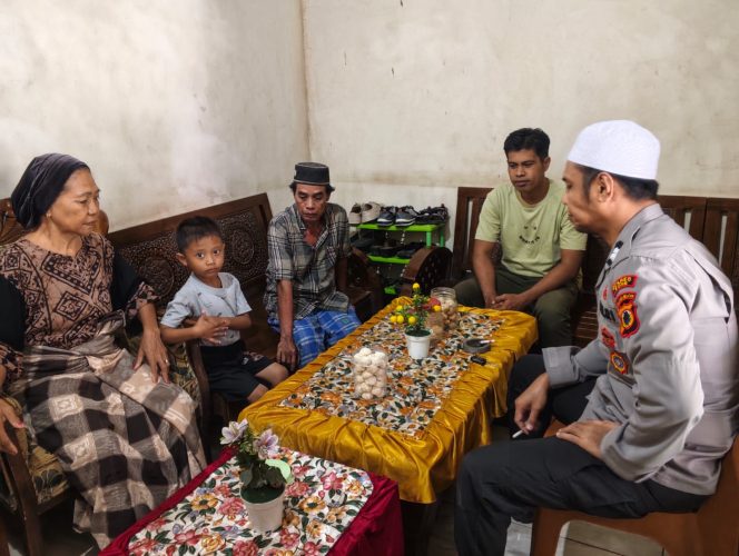 
 Bhabinkamtibmas Desa Kampuno Sambang Warga Dusun Jampu, Imbau Tingkatkan Kewaspadaan