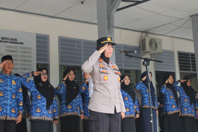 
 Kapolsek Lamuru Akp Nurhayati bertindak selaku pembina upacara bendera di UPT SMA Negeri 17 Bone
