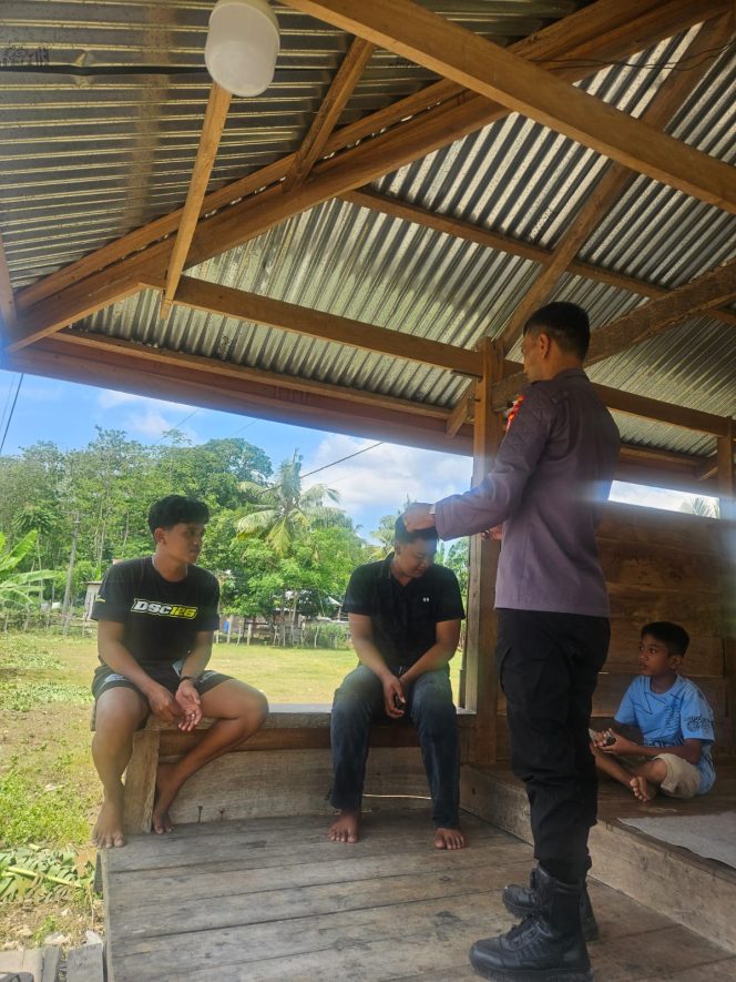 
 Bhabinkamtibmas Bripka Lasuardi Sambangi Remaja di Pos Ronda, Ajak Aktif Jaga Kamtibmas