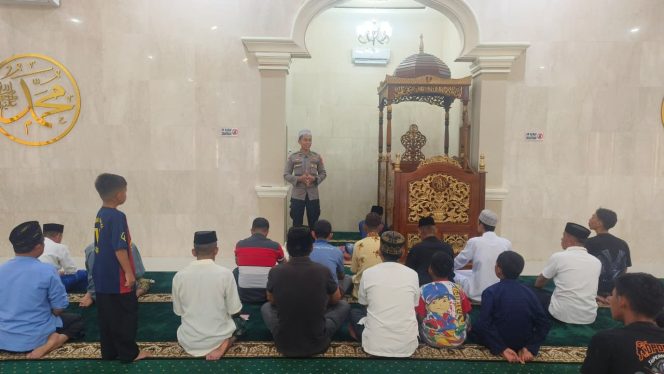 
 KBO Sat Binmas Polres Bone Sampaikan Pesan Kamtibmas kepada Jemaah Masjid Fathur Rahman Ponceng