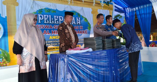 
 Kapolsek Barebbo Hadiri Giat Pelepasan Siswa -Siswi M.Ts Al HidayatBakke