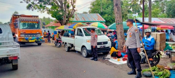 
 Kanit Binmas dan Ka SPK Polsek Barebbo Laksanakan Pengamanan dan Pengaturan Arus Lalin di Pasar Lapeccang