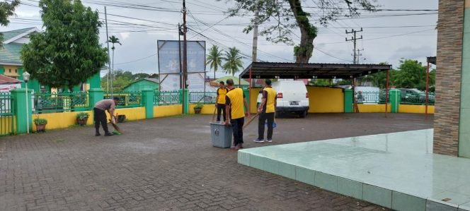 
 Kapolsek Kahu Bersama Anggota Gelar Kerja Bakti di mesjid Nurur Rahman Palattae
