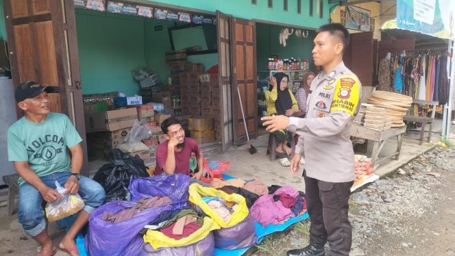 
 Bhabinkamtibmas Polsek Barebbo Sambangi Warga di Pasar Apala, Sampaikan Imbauan Kamtibmas