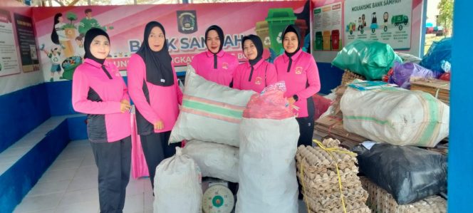 
 Bhayangkari Ranting Barebbo Peduli Lingkungan, Kumpulkan dan Timbang Sampah Plastik untuk Bernilai Ekonomis
