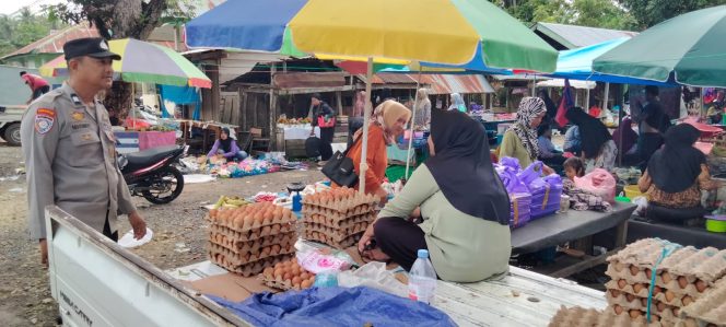 
 Jelang Idul Adha, Kanit Binmas Polsek Barebbo Pantau Harga Bahan Pokok di Pasar