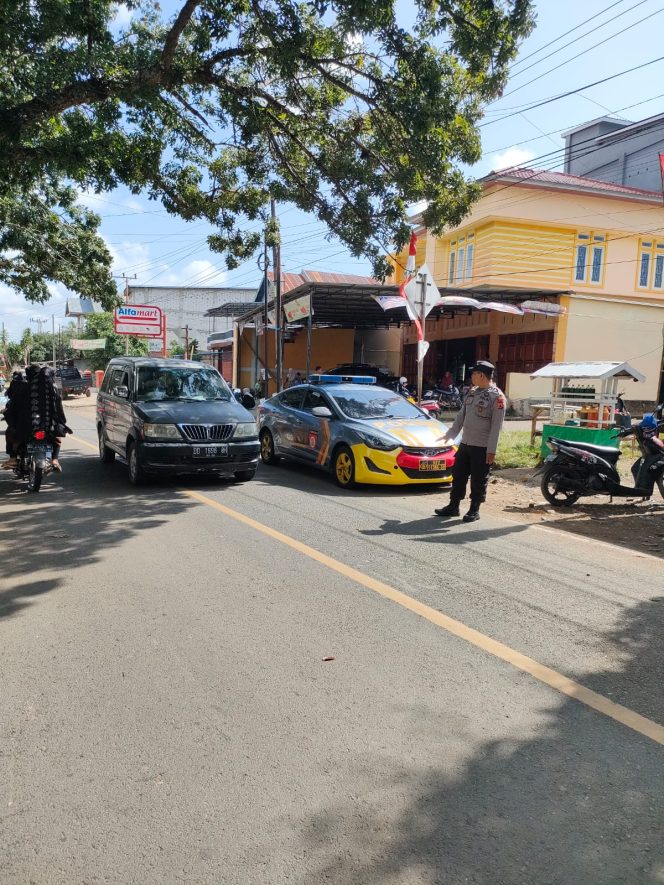 
 Anggota Jaga Laksanakan PAM dan Pengaturan Arus Lalu Lintas di Pasar Manera Kecamatan Salomekko