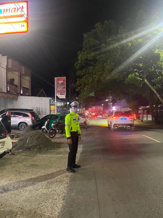 
 Tumpahan Oli di Jalan MT Haryono, Polantas Bone Turun Pengaturan Lalu Lintas
