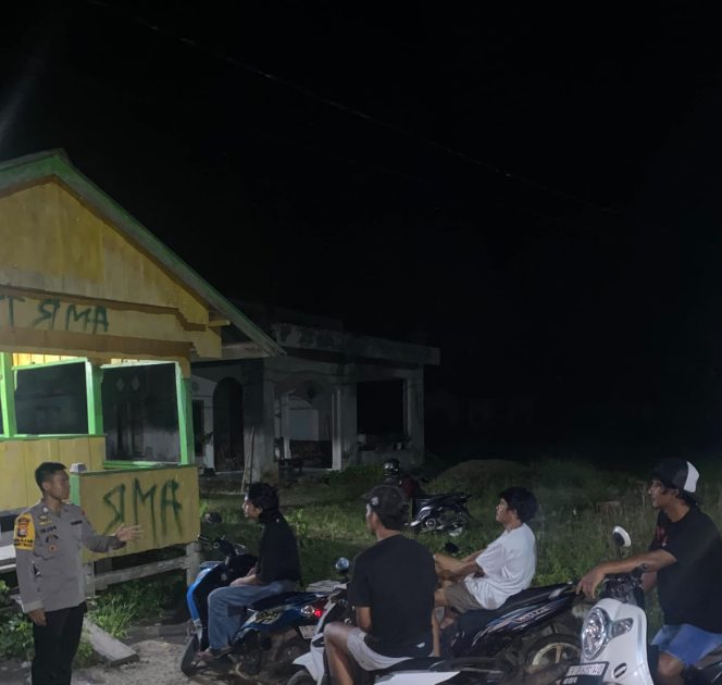 
 Bhaninkamtibmas Sambangi Warga sambil sampaikan  Pesan katibmas Jelang Hari raya Idhul Adha