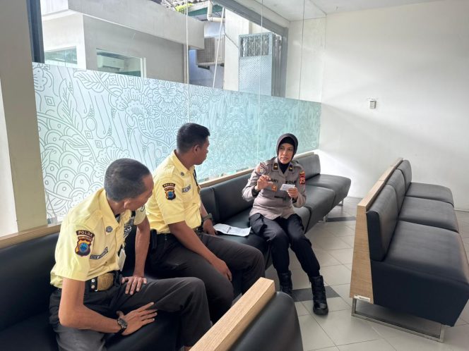 
 Kanit Binkamsa Sat Binmas Polres Bone Sambang Sapa dan Cek KTA Satpam di Bank SMBC KCP Watampone