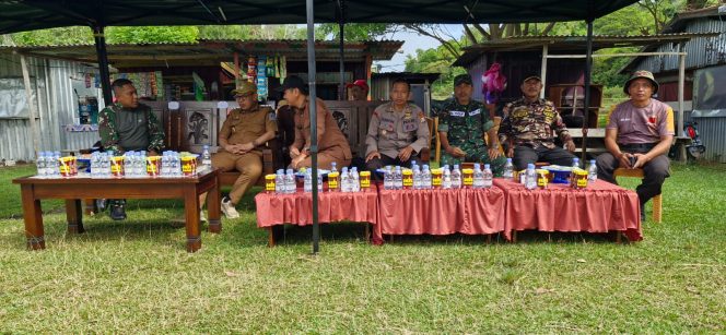 
 Kapolsek Salomekko AKP Darfin Tahrir, S.H. Bersama Anggota Laksanakan Karya Bakti Sambut HUT Kodam XIV/Hasanuddin ke-69 Tahun 2026