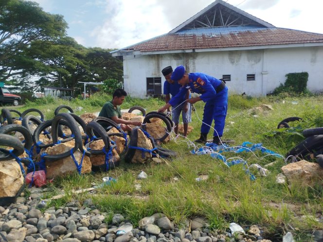 
 Satpolairud Polres Bone Sapa Nelayan Saat Pantau Situasi Kamtibmas Di PPI Lonrae