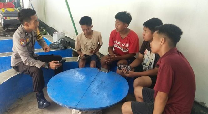 
 Bhabinkamtibmas Sambangi Warga Desa Corawali, Sampaikan Himbauan Kamtibmas