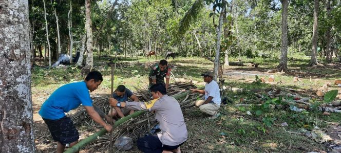 
 Bhabinkamtibmas Polsek Barebbo Sambangi Warga Desa Lampoko, Himbau Waspada Pencurian Ternak