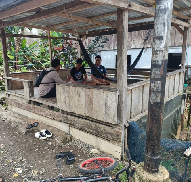 
 Dengan Senyum dan Sapaan Humanis, Bhabinkamtibmas Hadir di Tengah Masyarakat