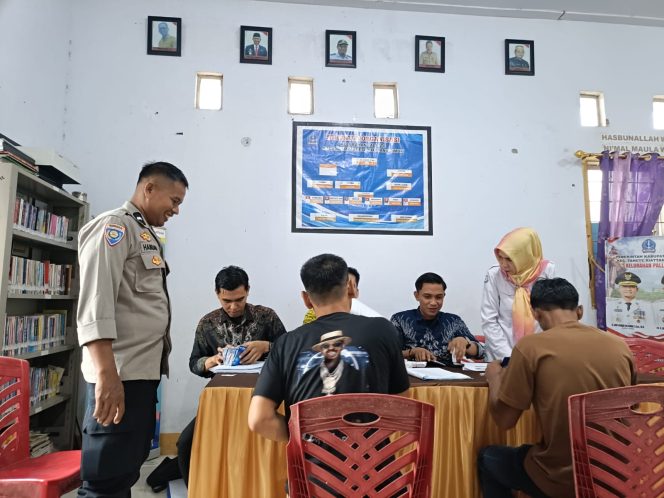 
 Wujud Kehadiran Polri di Tengah Masyarakat,Bripka Hamdan Hadiri Penyaluran Kartu Kusuka