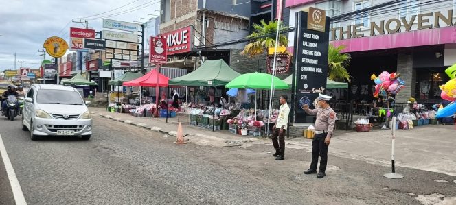 
 Unit Lantas Polsek Tanete Riattang Kawal Kelancaran Arus Kendaraan di Kegiatan Wisuda Santri