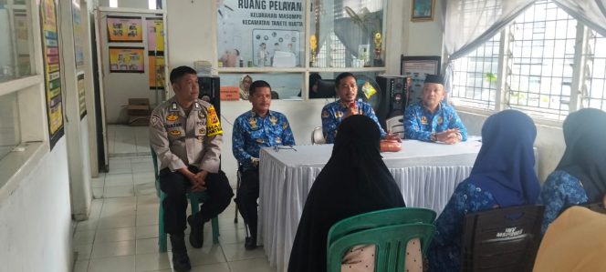 
 Bripka Sultan Hadiri Rapat Internal Kelurahan Masumpu Bahas Evaluasi dan Program Kerja Ke Depan