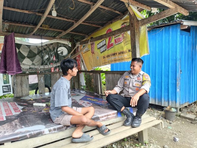 
 Dekat Dengan Warga, Aipda Hamdan Rutin Laksanakan Sambang di Kelurahan Waetuwo
